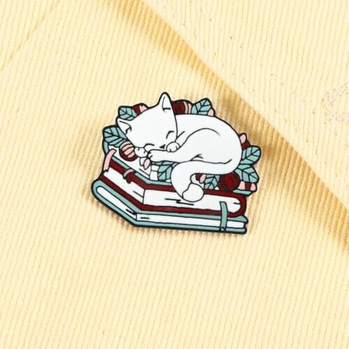 Cute Cat Sleep Brooch Lovely Animal Enamel Pin Mental Jeans Lapel Bages Pins Fashion Brooches Jewelry New Year Gift For Friends