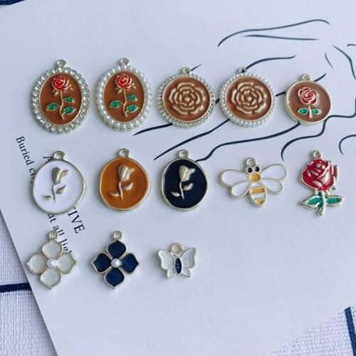 Personalized Necklace Pendant Alloy Drop Oil Retro Rose Four Leaf Flower Fashion Jewelry Bee Butterfly Lady Gift Pendant