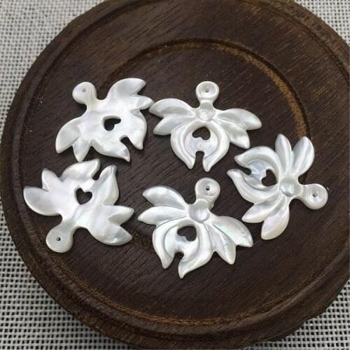 50PCS The new design white butterfly shell 24*28mm lotus flower carving flower is exquisite