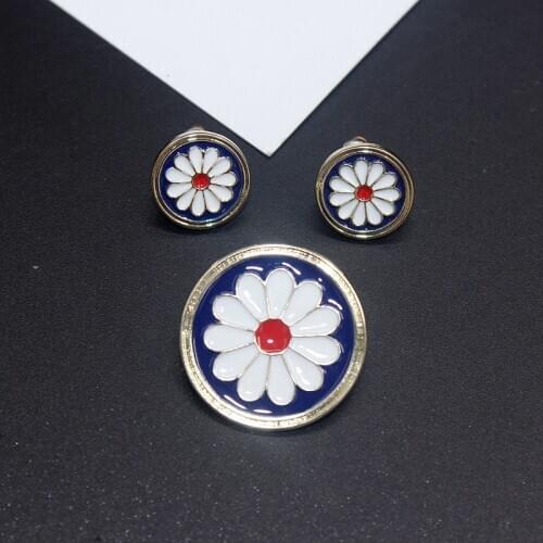 2020 new wholesale retro court drop glaze enamel round Daisy Brooch personality elegant exquisite pin female accessories wholesa