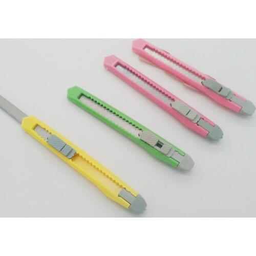 Manufacturers wholesale plastic bulk art knife office stationery cutting paper knife small portable wallpaper knife