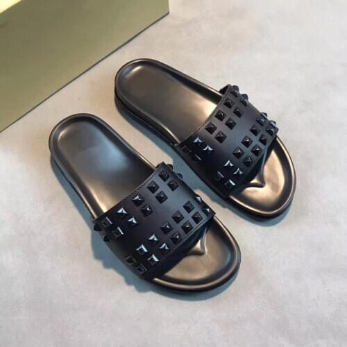 Genuíno Couro Rebite Cravejado Sapatos de Fundo Vermelho Plataforma de Moda Praia Ao Ar Livre Sandálias Dos Homens Novos de Verã