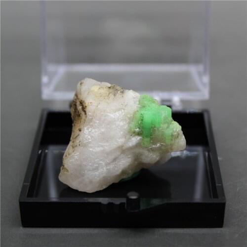 100% Natural green emerald mineral gem-grade crystal specimens stones and crystals quartz crystals box size 5.2cm