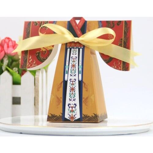 New Gift Box Chinese Bride and Groom Dress Wedding Candy Box Red Boxes for Packaging Wedding & Engagement Decoration