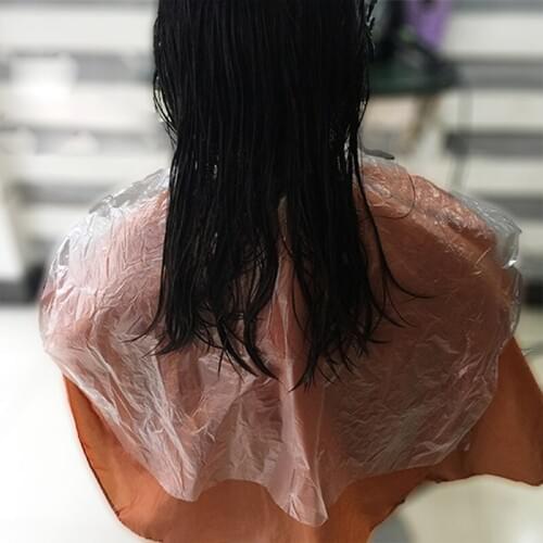 200Pcs Disposable Hairdressing Capes PE Waterproof Apron Cutting Perm Dye Hair Cape Barber Transparent Hairdressing Cloth