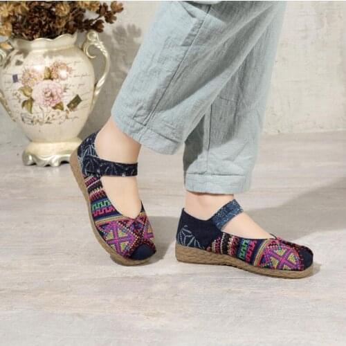 Featured ethnic women embroidered shoes Yunnan Province embroidered shoes cross round head cow tendon bottom soft sole shoes