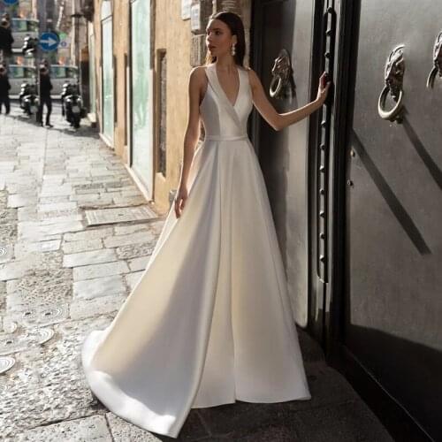 Modern Simple Ivory Sleeveless Bridal Wedding Gowns V Neck Bare Back with Buttons Wedding Dress for Bride Sweep Train On Salel