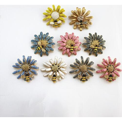 2020 retro style fashion Enamel daisy flower bee Double coat shawl Exquisite brooch
