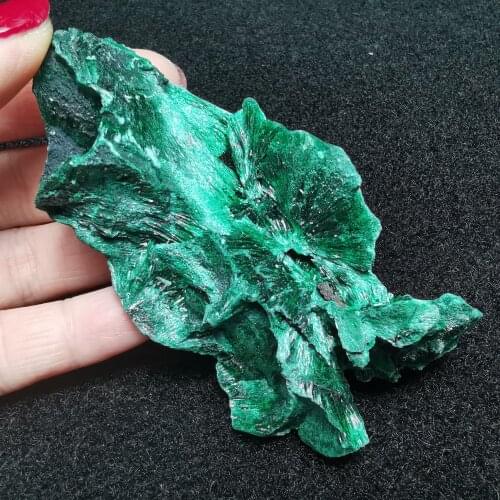 92.8gNatürliche Nadel geformt Malachite Landschaft grüner Stein quadratische Mineralproben Heilung Steinaura Hausdekoration