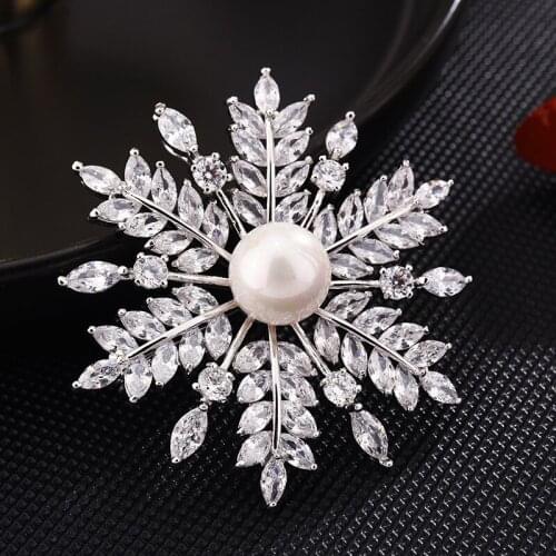 Luxury White Leaf Brooches Pins Crystal Bridal Bouquet Brooch Pin Plant Wedding Jewelry Flower Broach Women Christmas Gift