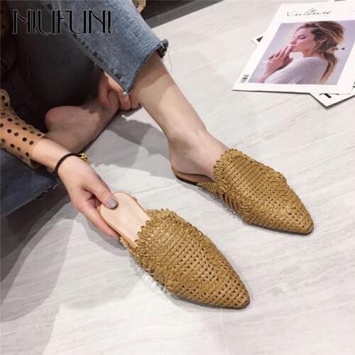 NIUFUNI New Style Women Slippers Rattan Knit Casual Sandals Indoor Floor Shoes Home Mules Pointed Toe Flat Shoes Woman 2020