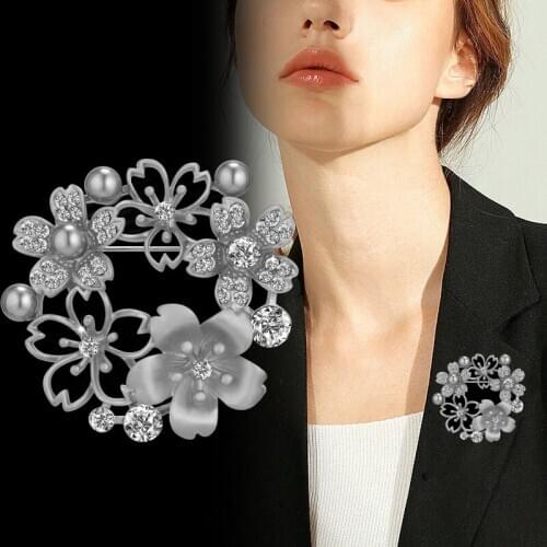 The new set auger as pearl petals hollow out pectoral flower brooch