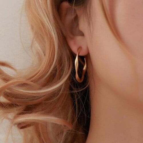 New creative simple geometric distortion push-pull female earrings fashion personality female earrings