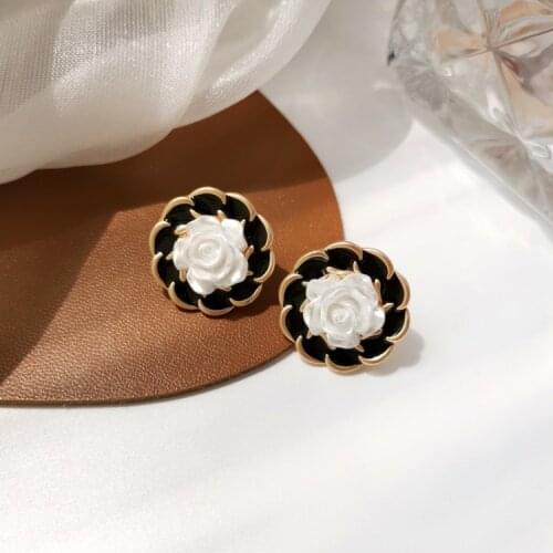 Trendy French Retro Hepburn Style Irregular Round Earrings No Ear Hole Temperament White Flower Clip Earrings Without Piercing