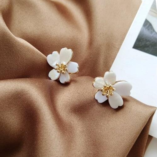 Mihan S925 needle Delicate Jewelry Flower Earrings 2021 New Design Popular Style White Shell Stud Earrings For Women Party Gifts