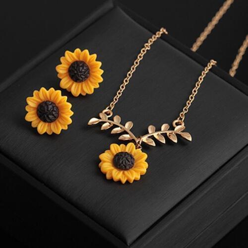 New 1 Pair Golden Sunflowers Earrings For Women Fresh Charming Lovely Cute Simplicity Style Daisy Flower Trendy Ear Studs
