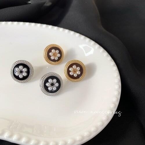 Retro Black Round Geometric Flowers Ear Studs Vintage Enamel Glaze Pearl Female Jewelry Small Ear Clips Drop Oil Small Earrings