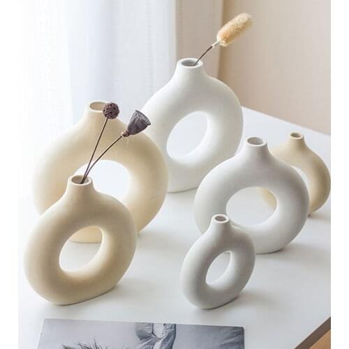 Nordic Round Hollow Ceramic Vase Donut Half-length Woman Vase Office Desktop Living Room Interior Decoration Home Decoration