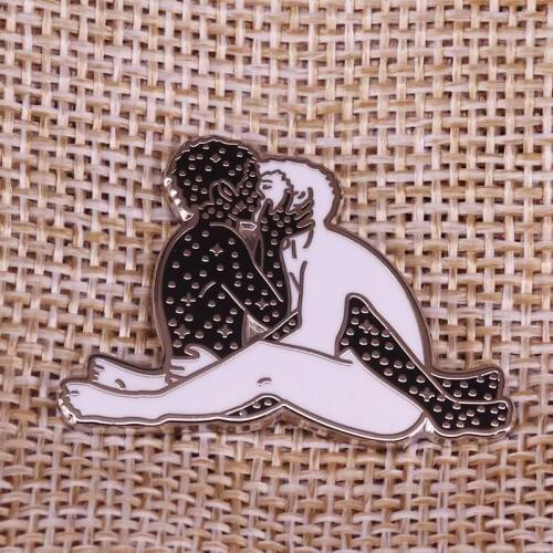 Valentines Day Gift for boyfriend girlfriend Kissing couple for men women lapel pin Jewelry Button Accessories