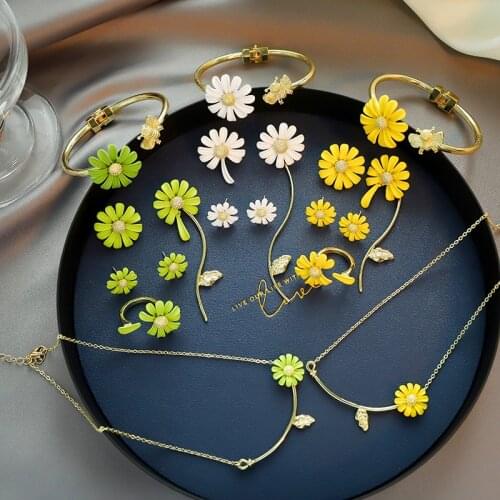 2020 New Fashion Flowers Pendant Necklace Korean Sweet Small Daisy Necklace Women Chic Clavicle Choker Necklace Jewelry Gift