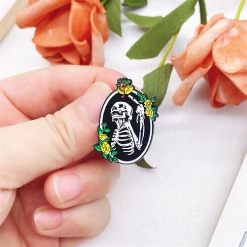 Exaggerated Punk Style Skull Enamel Alloy Brooch European American Fashion Skull Pull Bell Badge Clothing Bag Pin Jewelry Gift