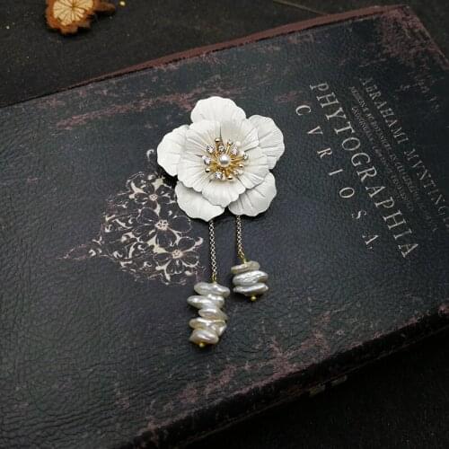 Vanssey Fashion Jewelry Flower Camellia Irregular Natural Pearl Tassel Brooch Pin Party Wedding Accessories for Women 2018 New