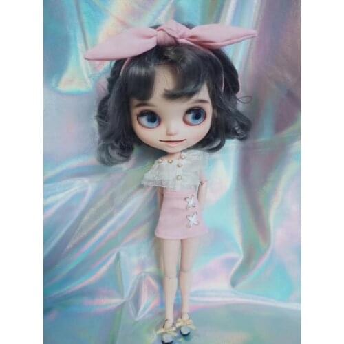 Blythes size 1/6 of an elegant lace jacket with shoulder-length buttons a super pink semi-waist skirt and a bow headband suit
