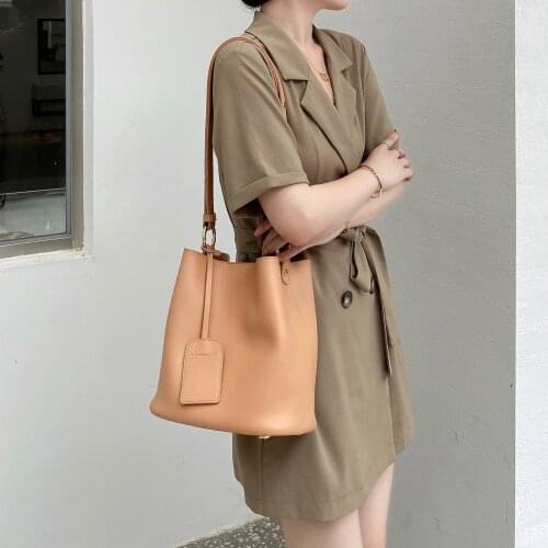 2021 New Female Bag Korean Version Large Capacity Wide Shoulder Strap Single Shoulder Bag Bucket Bag Lady Bag