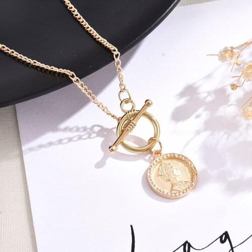 2021 New Personality Fashion Golden Necklace Jewelry Queen Coin Pendant Necklace for Women Metal Punk Style Women Necklace