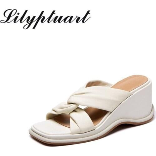 In the summer of 2021, womens new leather sponge cake slippers are casual, comfortable, wear-resistant and non-slip slippers