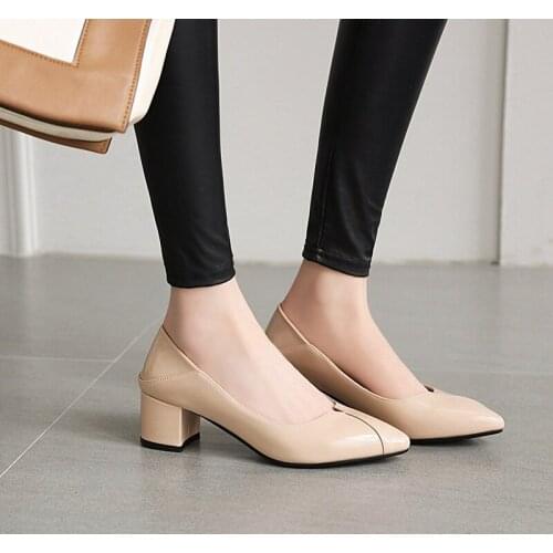 Women wearing slippers in spring and summer 2020 Vintage pointy head gentle wind Muller shoes thick high heels Baotou