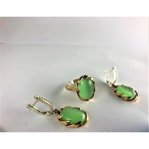 Elegant stralig silver 925 ring with big green round stone and gold bezel round pattern