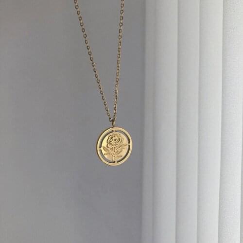 Vintage Round Flower Pendants Necklaces On Neck Stainless Steel Plated Gold For Womens Chain Necklace Accessories For Jewelry