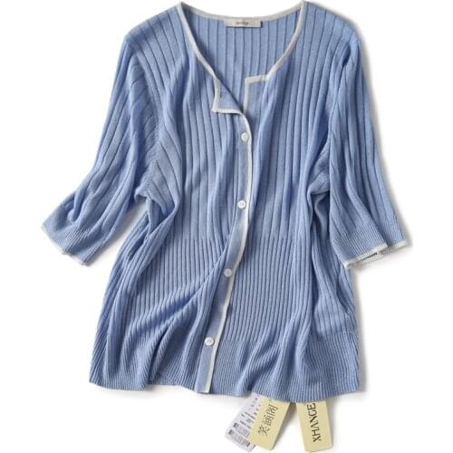 The summer new styles are quiet and colorful, and they have to be collected! Bright silk embellished V-neck sleeved sweater