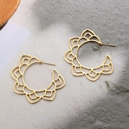 Hollow Lotus Hoop Earrings Female Bohemia Flower Jewelry Delicate Metal Geometric Earring Decor Fashion Wholesale Gift