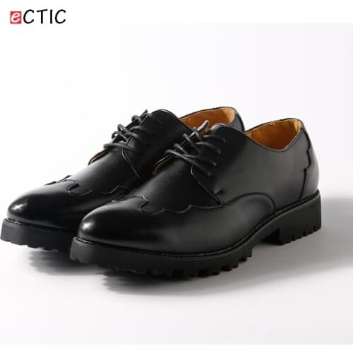 2017 New Arrival Men Dress Shoes Brogue Oxfords Black Business Wedding Shoes Flats Pointed Toe Shoes Handsome High Quality