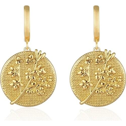 Fashion Simple Coin Shaped Round Carved Flower Earrings Womens Gold Color Earrings Advanced Dinner Jewelry Accessories