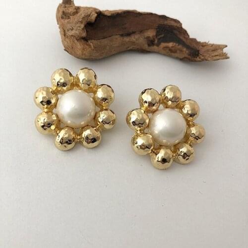 SRCOI New Fashionable Geometric Hollow Metal Round Flower Baroque Style Imitation Pearl Earring Simple Women Party Jewelry