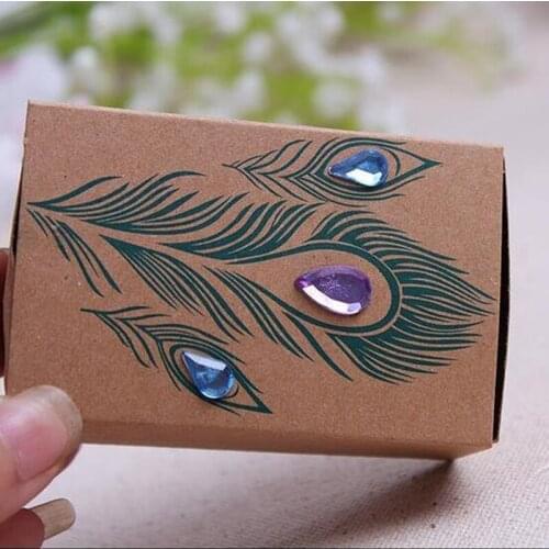 100 Pcs Wedding Favors Faux Rhinestone Kraft Paper Gift Boxes scatole regalo Peacock Feather Candy Boxes Drawer Design