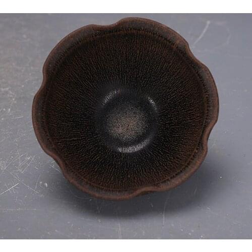 Construction of a tea bowl with a flower mouth in a Fujian kiln in the Song Dynasty