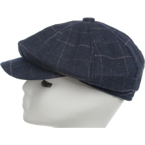 Newsboy cap British Style Fashion Newsboy cap lattices line Neutral color hat Autumn Winter outdoor cold proof hats Een vrouw