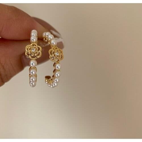 ZDMXJL French Vintage High Class Camellia Women Earring Fine Pearl Flower Ear Ring Stud Earrings Simple C Shape Jewelry Gifts