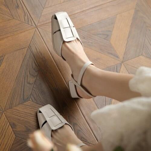 Sapatos femininos autênticos sandálias de couro sapatos femininos 2021 verão novo meados de salto sandálias baotou