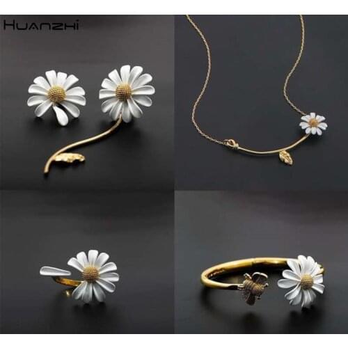 HUANZHI 2020 New Spring White Enamel Daisy Flower Necklace Vintage Elegant Gold Metal Necklace for Women Jewelry Party Gifts