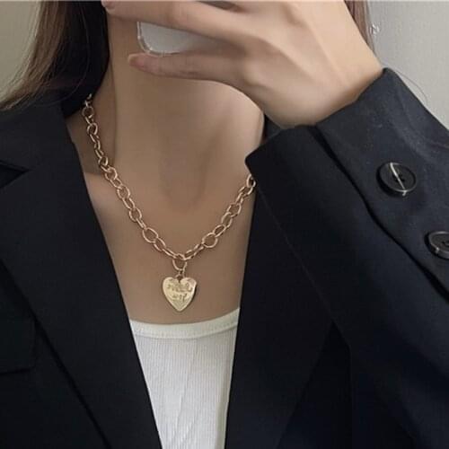 Necklace female collarbone chain light luxury high sense heart pendant cold wind simple web celebrity neck chain