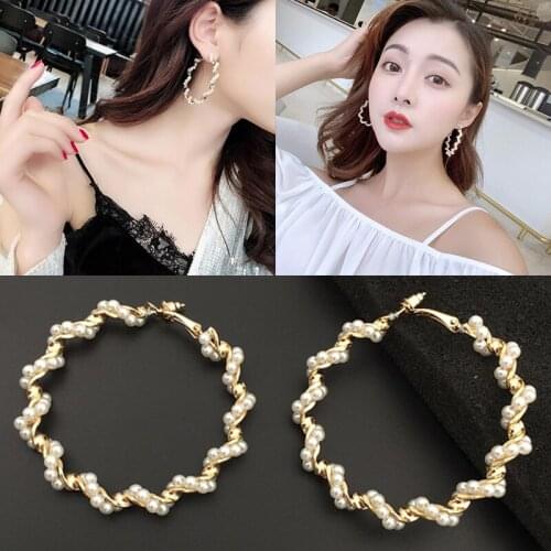 1 Pcs Round Twisted Earrings Simple Women Geometric Circle White Imitation Pearl Twist Pendant Gold Earring Fashion Wedding Jewe