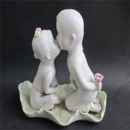 Estatua de los niños del beso de cerámica china antigua interesante exquisita