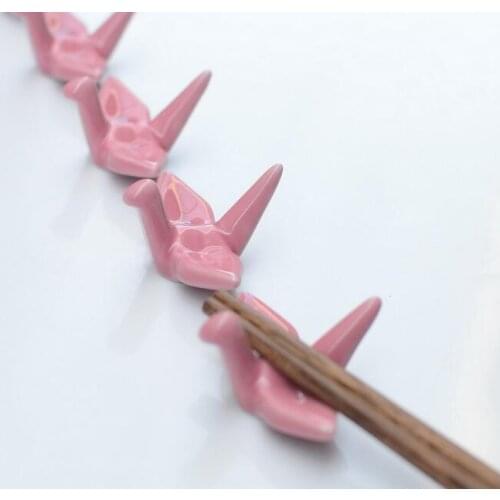 The new creative ceramic paper crane pen rack is equipped with chopsticks in the restaurant