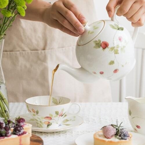 European Ceramic Flower Coffee Cup Set Gold Rim Vintage Tea Cup Set Porcelain Luxury Utensil White Tazas Cafe Drinkware E5