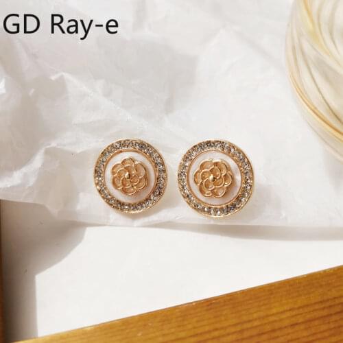 Korean Fashion Temperament French Hepburn Earrings Womens Sweet Flower Earrings Geometric Round Earring194